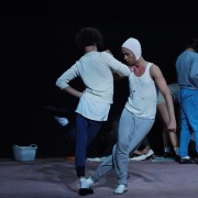 Kadras iš Gyčio Ivanausko teatro šokio spektaklio "8 kvadratiniai metrai"